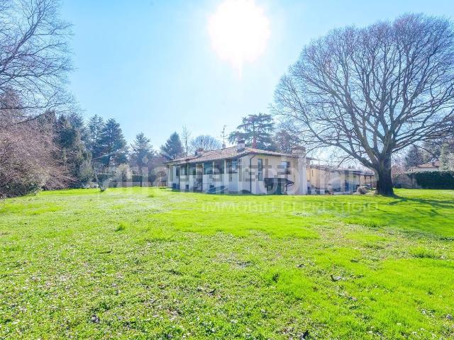 Case e ville in vendita di 523 m² in Via Confine