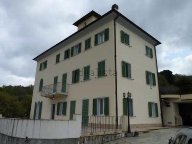 Case e ville in vendita di 523 m² in Via Cassogna