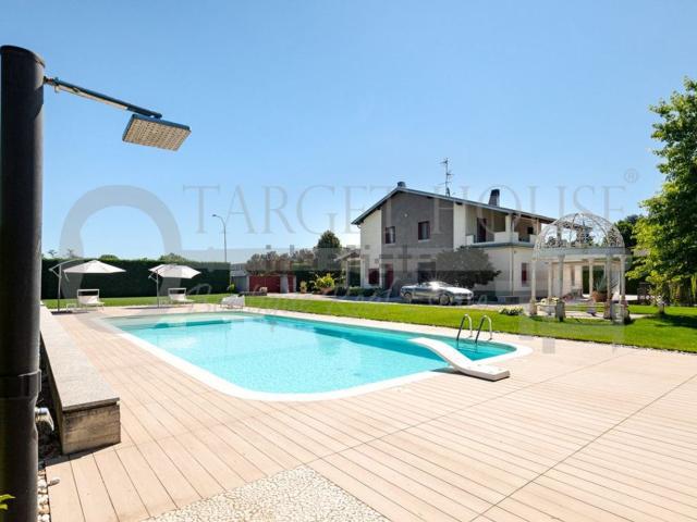 Case e ville in vendita di 524 m² in Via Fratelli Bandiera