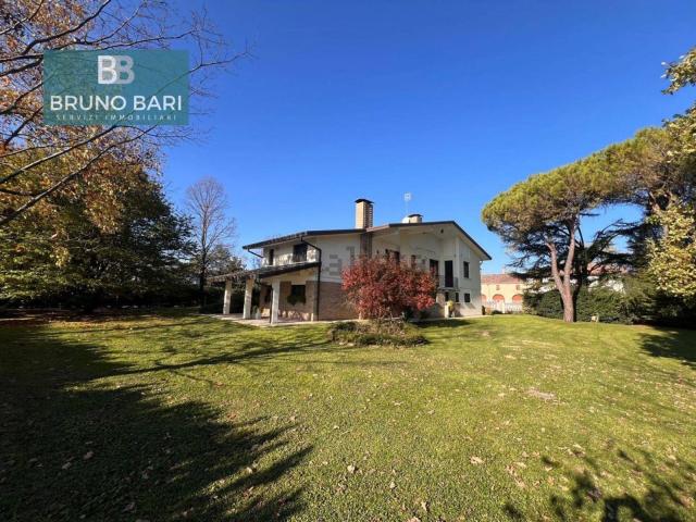 Case e ville in vendita di 526 m² in Via Postumia