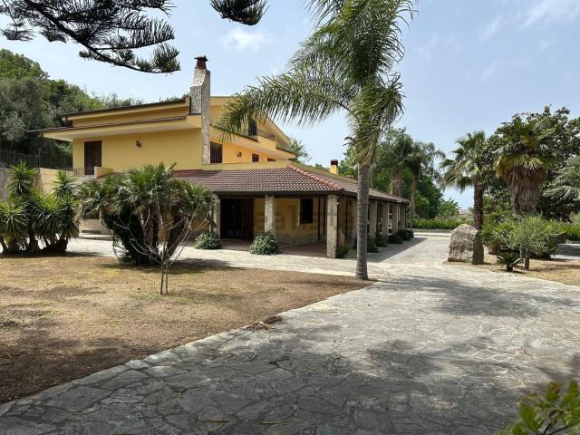 Case e ville in vendita di 530 m² in Via Cairoli, 288