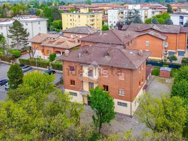 Case e ville in vendita di 530 m² in Via Mons. G. Cavazzuti, 42