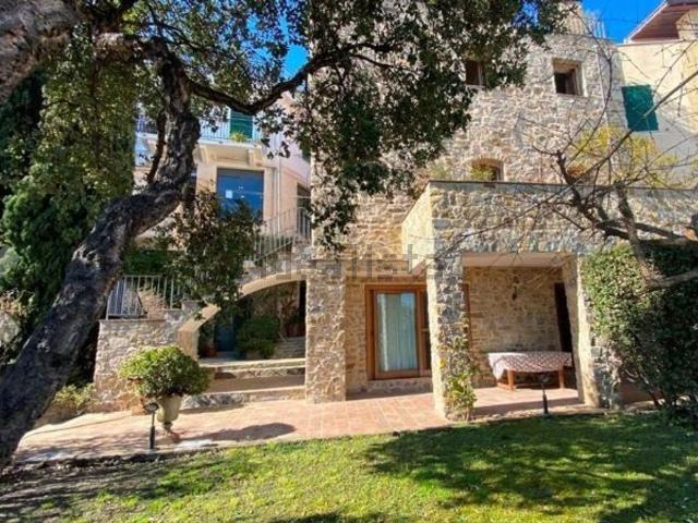 Case e ville in vendita di 530 m² in Via Monte Ortigara