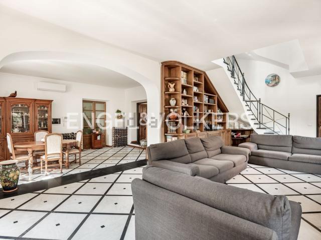 Case e ville in vendita di 530 m² in Via Montecchio