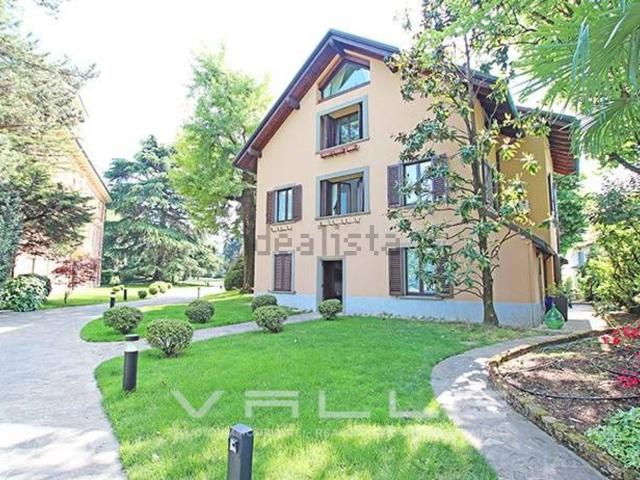 Case e ville in vendita di 530 m² in Via Sant&apos Alessandro