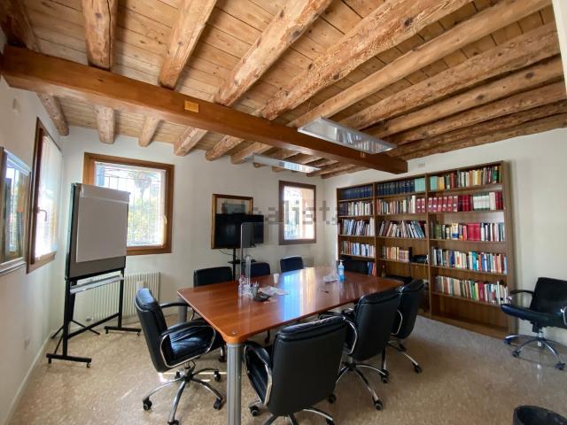Case e ville in vendita di 530 m² in Viale LUZZATTI