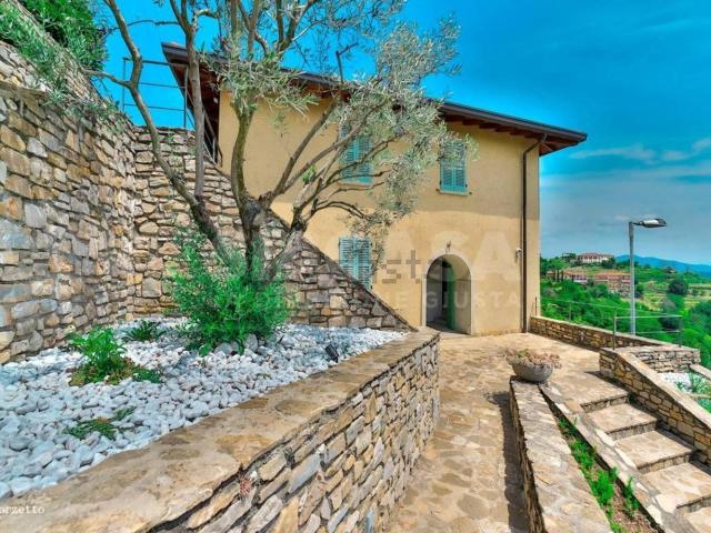 Case e ville in vendita di 532 m² in Via Belvedere, 37