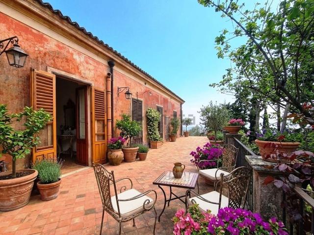 Case e ville in vendita di 533 m² in Via delle Acacie, 61