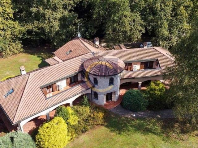 Case e ville in vendita di 533 m² in Via Monte Generoso