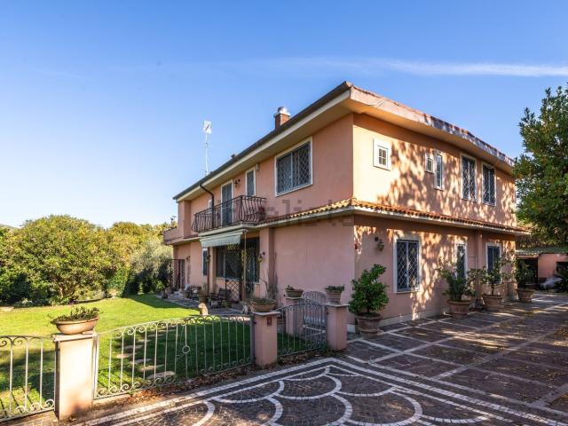 Case e ville in vendita di 539 m² in Via delle Fontanelle