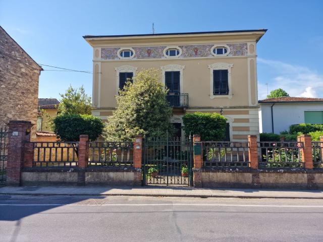 Case e ville in vendita di 540 m² in Via Carraia