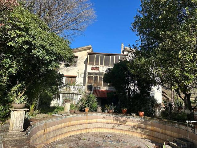 Case e ville in vendita di 540 m² in Via Casaluce, 115