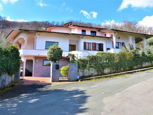 Case e ville in vendita di 540 m² in Via Busatica