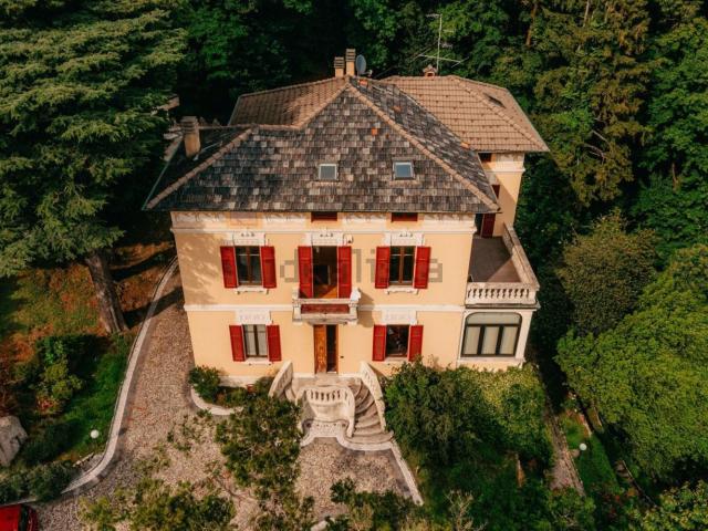 Case e ville in vendita di 540 m² in Via Giacomo Scalini, 24