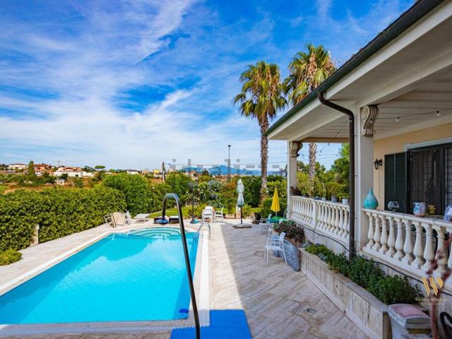 Case e ville in vendita di 540 m² in Via Guglielmo Rondelet, 88