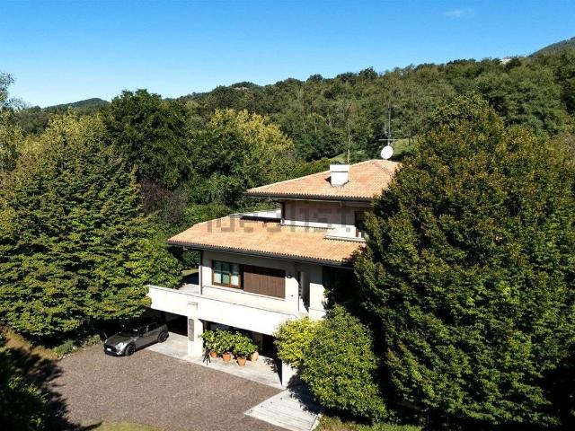 Case e ville in vendita di 540 m² in Via Don Lorenzo Riva