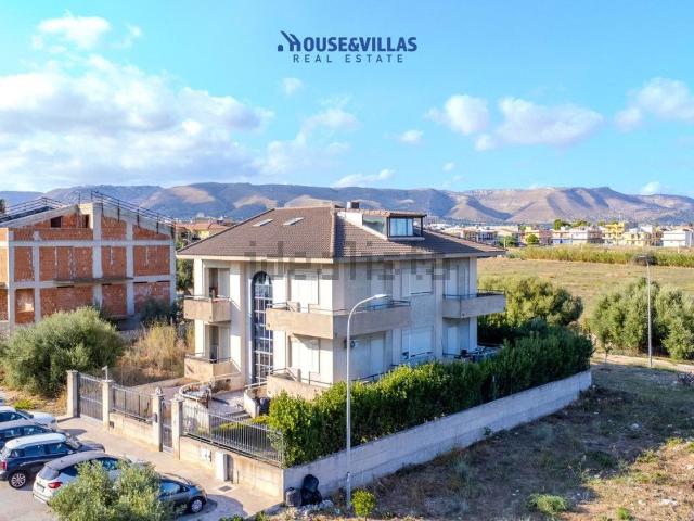 Case e ville in vendita di 540 m² in Via Montalcini