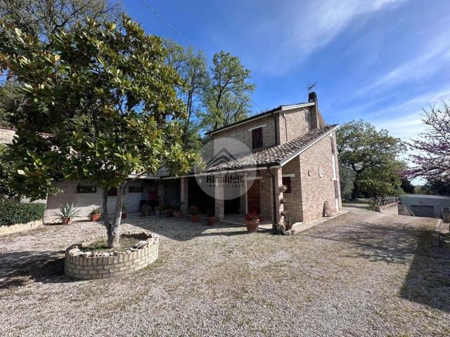 Case e ville in vendita di 545 m² in Via Elpidiense, 3490