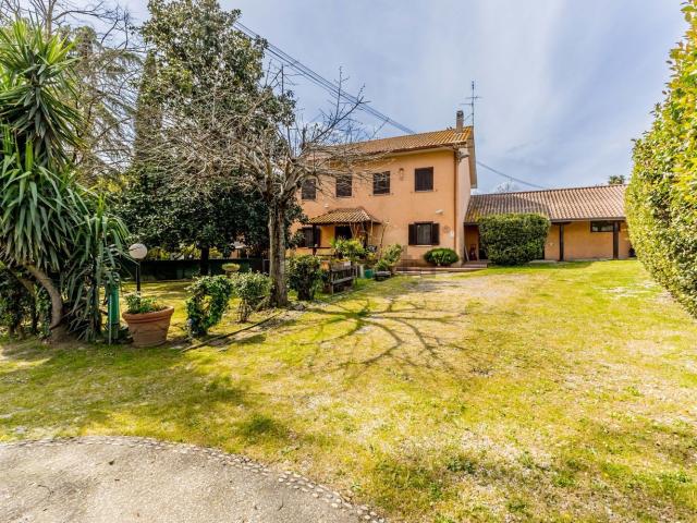 Case e ville in vendita di 546 m² in Via Tiberina, 311