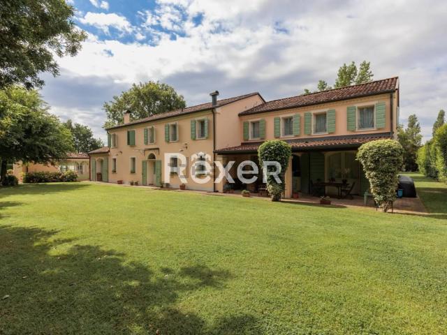 Case e ville in vendita di 547 m² in Via del Parco, 57