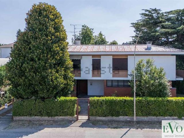 Case e ville in vendita di 547 m² in Via Novara, 65