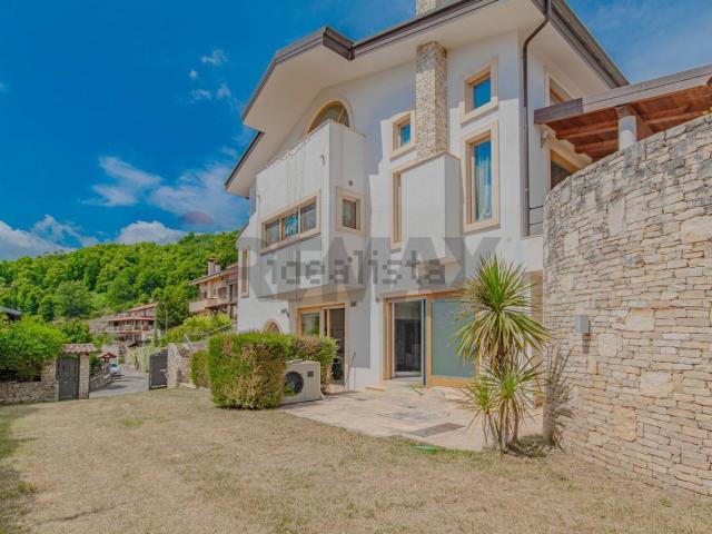 Case e ville in vendita di 547 m² in Via Savotani
