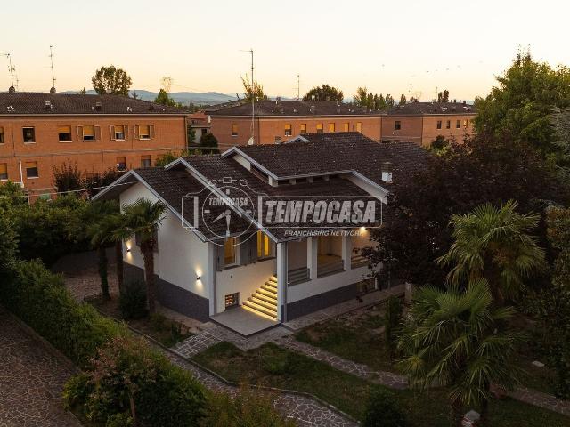 Case e ville in vendita di 548 m² in Via della Costituzione, 12