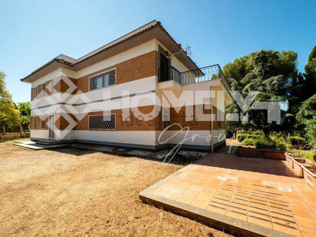 Case e ville in vendita di 549 m² in Via Ardeatina, 1655