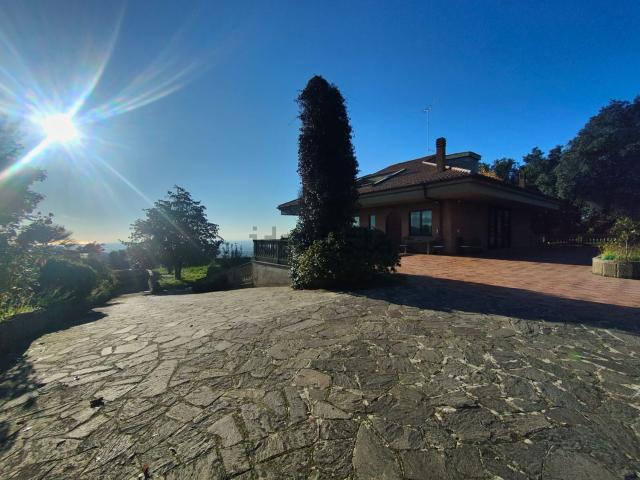 Case e ville in vendita di 550 m² in Via Appia Nuova