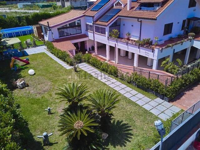 Case e ville in vendita di 550 m² in Via Gian Gaspare Napolitano