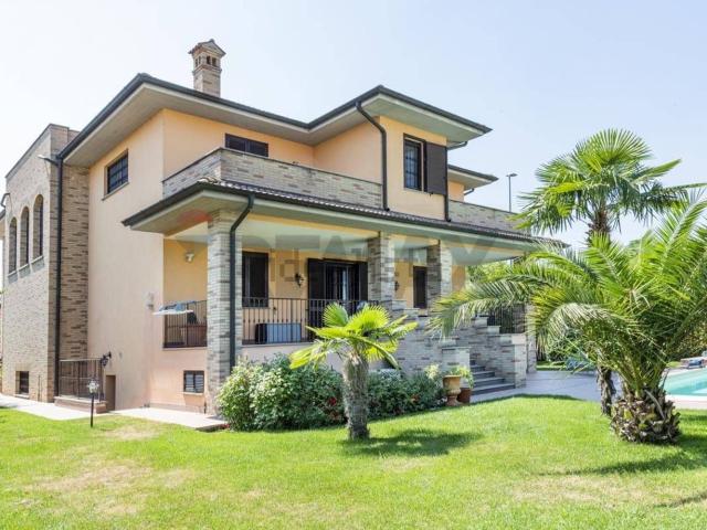 Case e ville in vendita di 550 m² in Via Grazia Deledda, 40