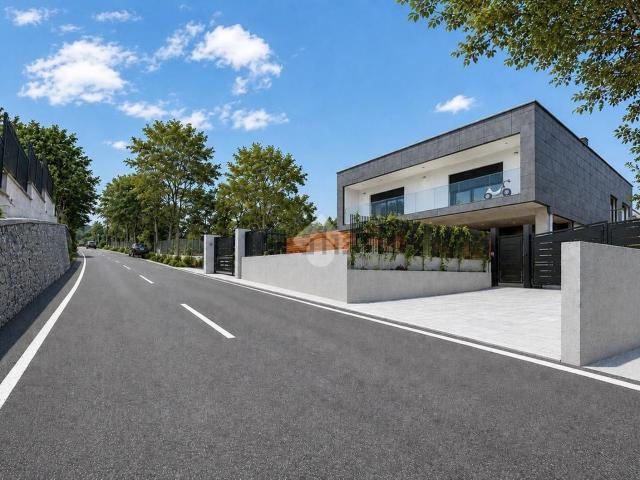 Case e ville in vendita di 550 m² in Via dei Dragonari