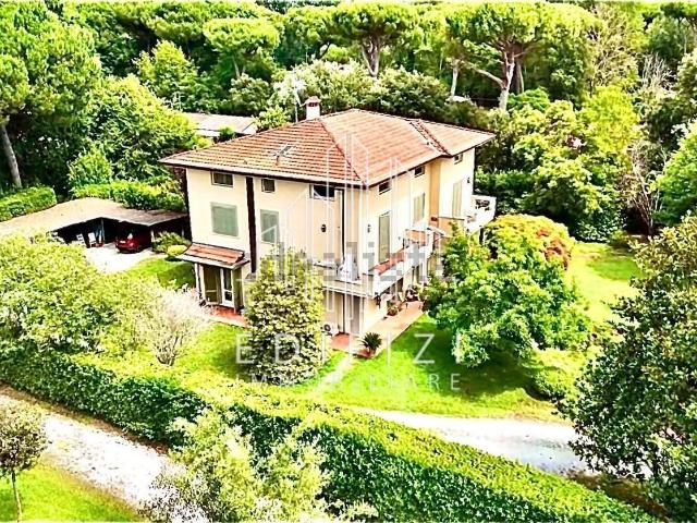 Case e ville in vendita di 550 m² in Via delle Macchie