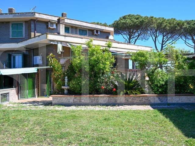Case e ville in vendita di 550 m² in Via di Monte Stallonara, 215