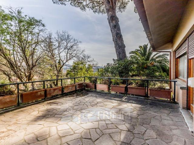 Case e ville in vendita di 550 m² in Via Francesco Consoli