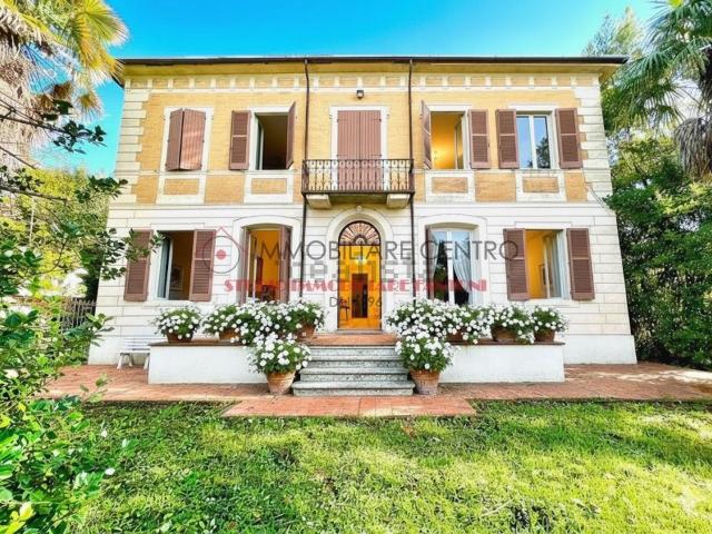 Case e ville in vendita di 550 m² in Via IV Novembre, 104
