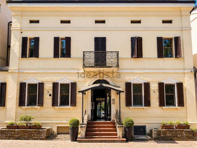 Case e ville in vendita di 550 m² in Via Roma, 54