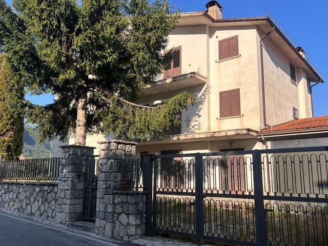 Case e ville in vendita di 550 m² in Via Roma