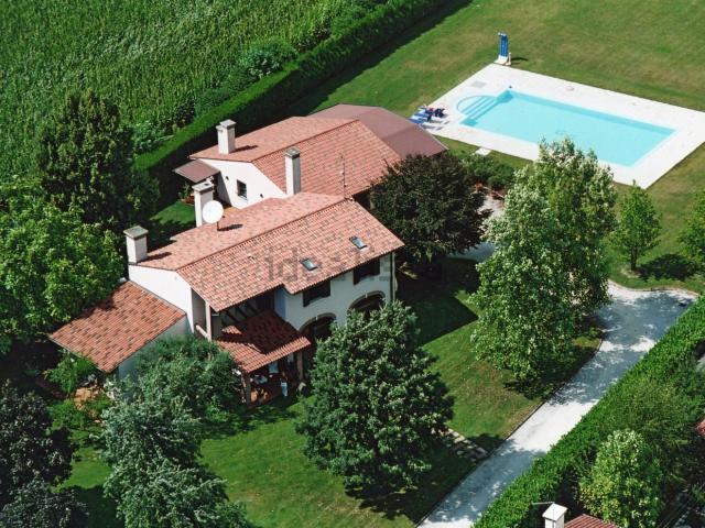 Case e ville in vendita di 550 m² in Via Vittorio Veneto