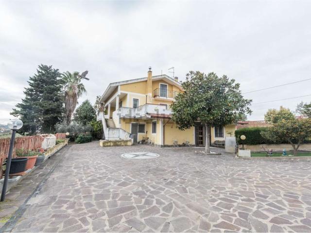 Case e ville in vendita di 550 m² in Contrada Tesoro, 7