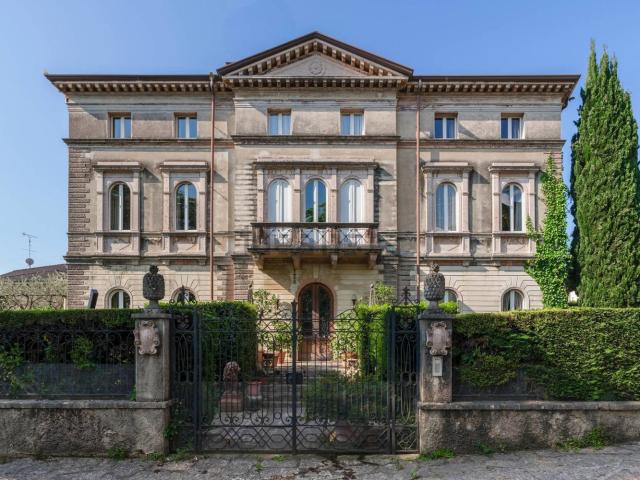 Case e ville in vendita di 550 m² in Piazza Unità d&apos Italia