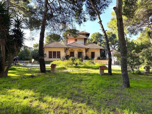 Case e ville in vendita di 550 m² in Strada Santa Maria, 68