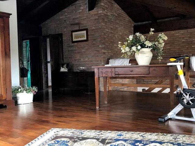Case e ville in vendita di 551 m² in Via Cremona