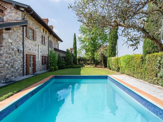 Case e ville in vendita di 551 m² in Via Bergamo