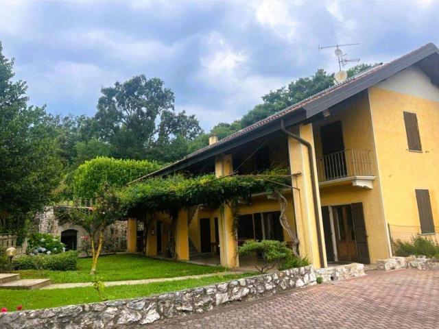 Case e ville in vendita di 553 m² in Via Vittorio Veneto