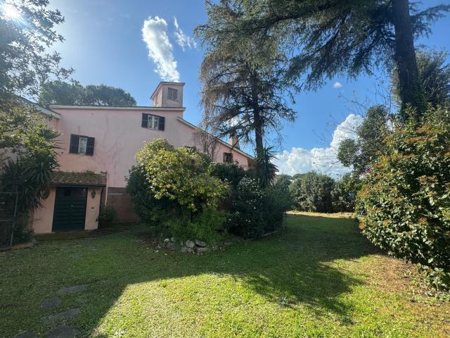 Case e ville in vendita di 555 m² in Via Fratelli Maristi, 32