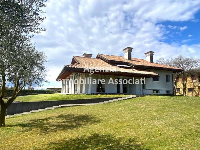 Case e ville in vendita di 555 m² in Via Marini