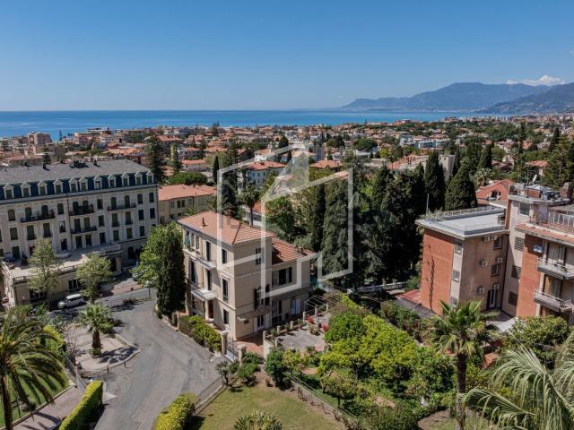 Case e ville in vendita di 558 m² in Via Massimo D&apos Azeglio, 1
