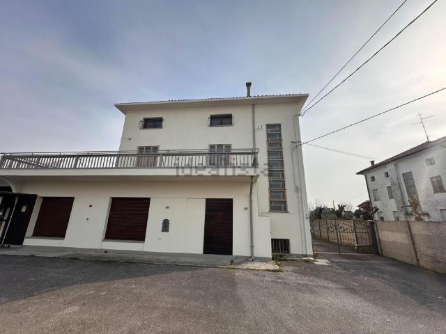 Case e ville in vendita di 559 m² in Via Codroipo, 6