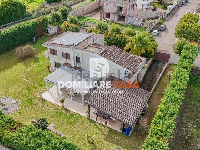 Case e ville in vendita di 560 m² in Via Carmelo Arcuti, 13